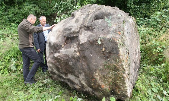 Pískovcový balvan proletl dva metry od 150 let staré roubenky, zboil plot,...