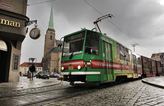 Oprava tramvajového kolejit v centru Plzn ztuje dopravní situaci....