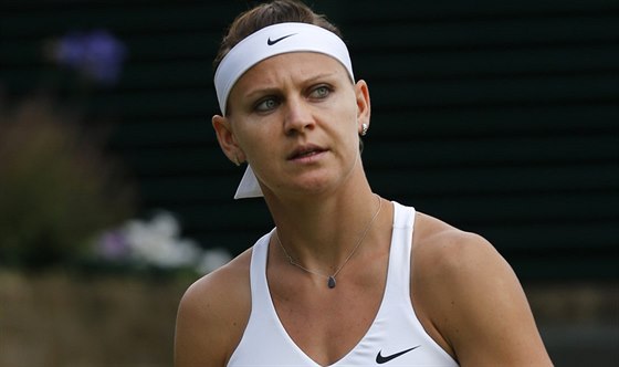 MÁ FORMU. Lucie afáová zatím ve Wimbledonu neztratila ani set - a ví si i na svou krajanku Petru Kvitovou.