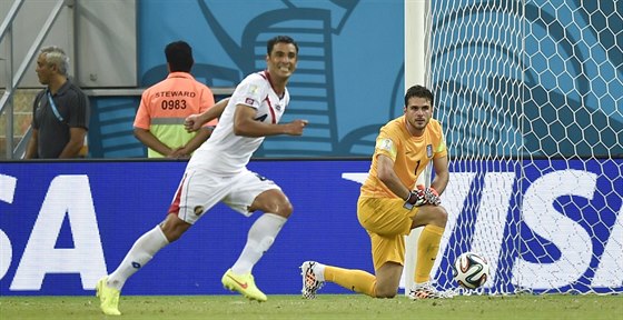 Kostarický obránce Michael Umaa práv promnil rozhodující penaltu v rozstelu...