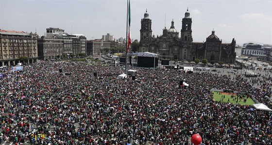 Fanouci fotbalist Mexika sledují na námstí Zocalo v hlavním mst Mexico...