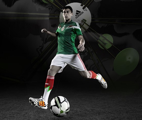 Mexický reprezentant Héctor Moreno kope do chytrého míe Adidas miCoach Smart.