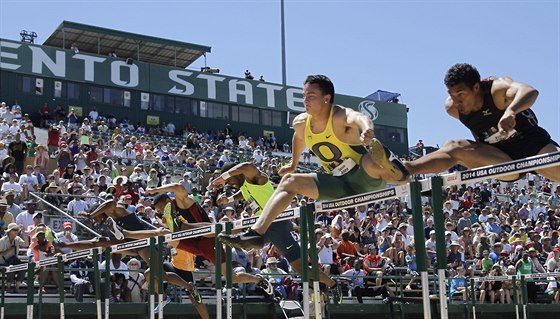 Devon Allen (druhý zprava) si bí pro titul amerického ampiona na 110 metr...