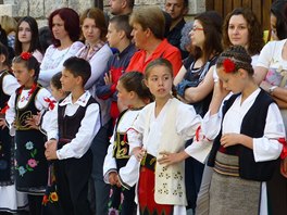 Procesí se srbským patriarchou vítali s vojáky také dti z místní folklorní...