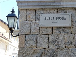 Na návtvníky shlíejí píhodn z ulice Mlada Bosna, pojmenované po podzemní...