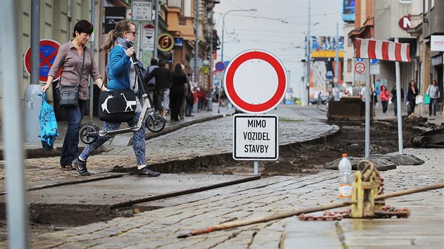 Oprava tramvajovho kolejit v centru Plzn ztuje dopravn situaci.