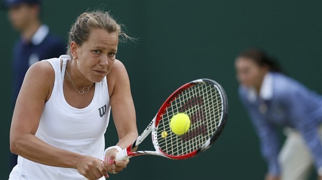 esk tenistka Barbora Zhlavov-Strycov bojuje v osmifinle Wimbledonu proti Wozniack.