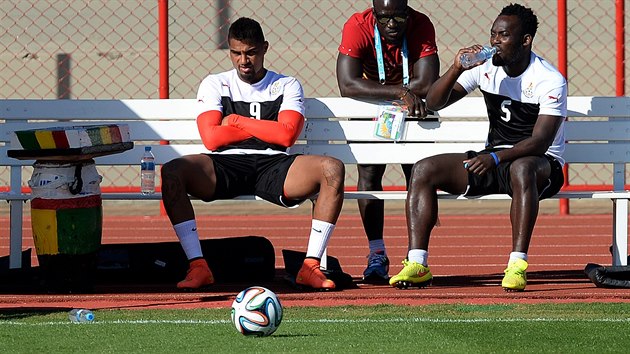 Kevin-Prince Boateng (vlevo) a Michael Essien odpov bhem trninku na MS v Brazlii.