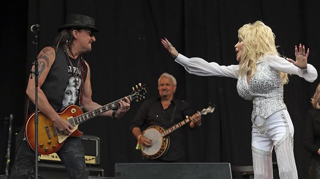 Glastonbury 2014: Richie Sambora (vlevo) byl hostem koncertu Dolly Partonov