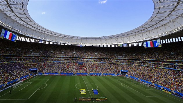 PLN STADION. Tisce fanouk u jsou na svch mstech a osmifinle mistrovstv svta Francie - Nigrie me zat.