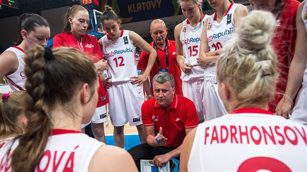 esk basketbalistky do 17 let naslouchaj trenrovi Richardu Fouskovi.