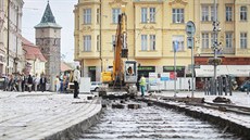 Oprava tramvajového kolejit v centru Plzn ztuje dopravní situaci.