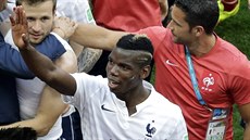 HRDINA. Francouzský záložník Paul Pogba zdraví fanoušky po vyhraném... HRDINA. Francouzský záložník Paul Pogba zdraví fanoušky po vyhraném...