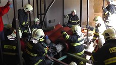 Vyproštění zloděje kovů, kterého zavalil transformátor Vyproštění zloděje kovů, kterého zavalil transformátor
