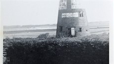 Na historickém snímku je vtrný mlýn ve stavu ped jeho záchranou. 