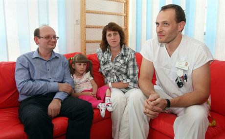 estiletá Veronika Hambálková s rodii a ortopedem Karlem Roákem