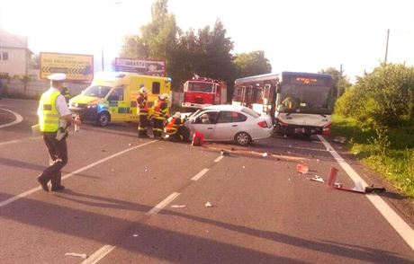 Nehoda osobního auta s autobusem u Tmovky na Mlnicku (9. ervence 2014)