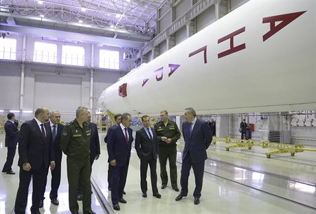 Ruský premiér Dmitrij Medvedv obhlíí raketu Angara.