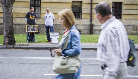 Dva cizinci tie protestuj ped Okresnm soudem v Hradci Krlov. Stdavou...