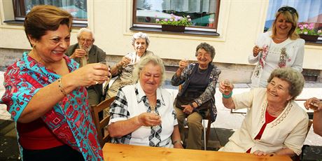 ASTNÁ MEXIANKA. Uitelka hudby Edna Gomez Ruizová pi setkání v Lidicích s...