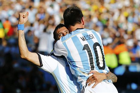 Lionel Messi a Ángel di María se radují na mistrovství svta.