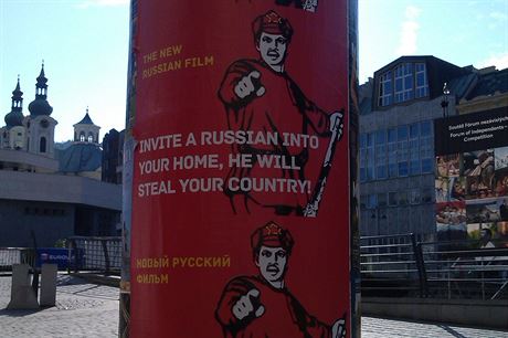 Plakáty na karlovarské Staré louce ve tech jazycích hlásaly "Pozvi Rusa do...