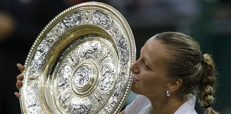 VTZN POLIBEK. Petra Kvitov hrd lb trofej pro vtzku Wimbledonu.