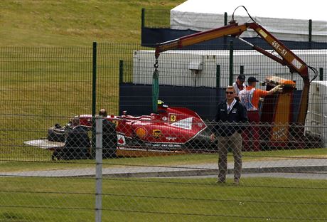 Poadatelé odklízejí vz Kimiho Räikkönena, který ml na okruhu Silverstone