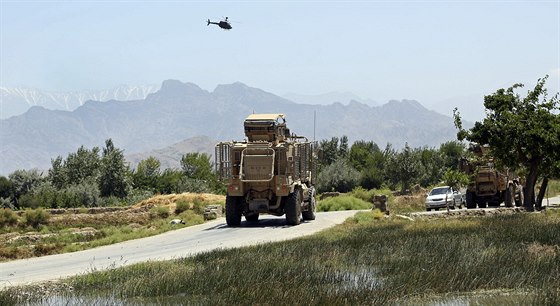 Obrnné vozidlo NATO odjídí z místa atentátu v afghánské provincii Parván, pi...