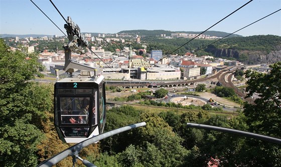 Lanovka v Ústí nad Labem vede z obchodního centra Forum pes eleznici a...