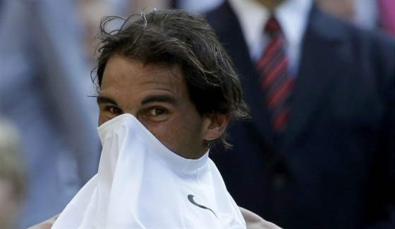 ZMNA TRIKA. panlský tenista Rafael Nadal se pevléká bhem osmifinále...