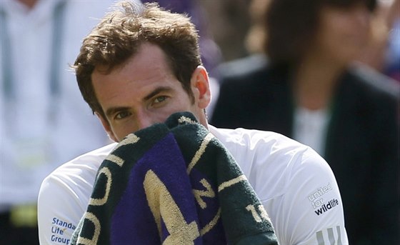 KONEC OBHÁJCE. Britský tenista Andy Murray prohrál ve tvrtfinále Wimbledonu s...