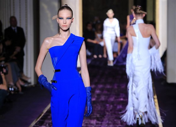 V Paíi si momentáln koná týden módy haute couture, kde pedvádjí nejdrazí aty svta znaky Versace, Dior, Chanel, Armani i Valentino.