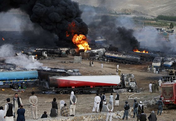 idii sledují kou a plameny po útoku Talibanu na kamiony peváející palivo...
