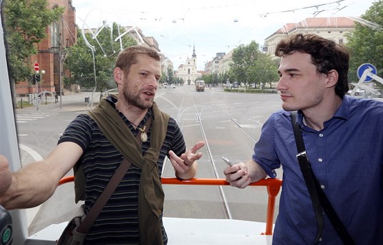 Redaktor MF DNES vyzpovídal v tramvaji éfkuchae Michala Hájka (vlevo).