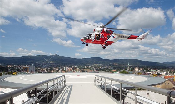 Vojenský záchranáský vrtulník Sokol otestoval nový heliport v areálu liberecké...