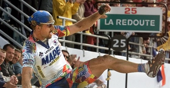 Belgický cyklista Johan Museeuw pi své triumfu v závod Paí-Roubaix 2000.