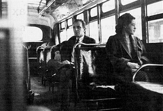 Rosa Parksová sedí na nedatovaném snímku v autobuse. Kdy v roce 1955 odmítla...