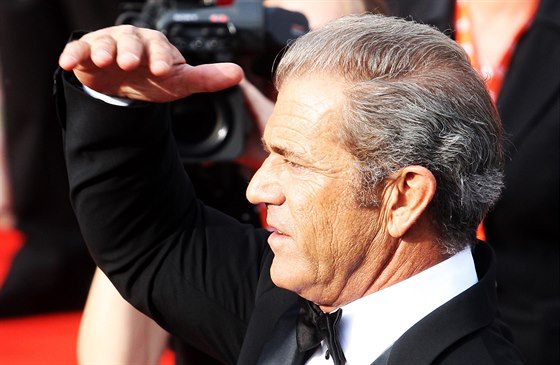 Herec Mel Gibson pichází na zahájení filmového festivalu v Karlových Varech...