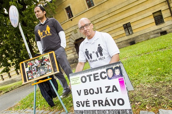 Dva cizinci tie protestují ped Okresním soudem v Hradci Králové. Stídavou...