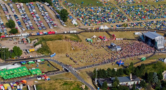 Festivalpark na hradeckém letiti z ptaí perspektivy. (Rock for People 2014)