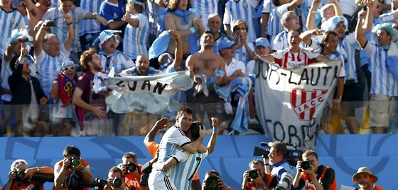 Lionel Messi (vlevo) a Angel di María oslavují ped argentinskými fanouky gól,...