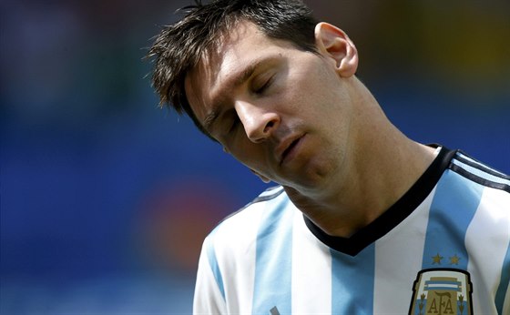 Lionel Messi pi argentinské hymn ped tvrtfinále mistrovství svta proti...