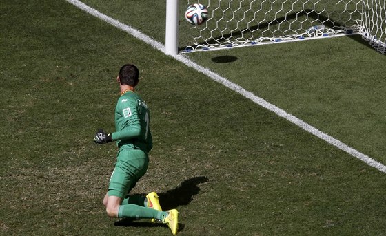 Belgický branká Thibaut Courtois se jen ohlédl po stele argentinského...