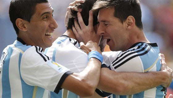 ARGENTINSKÁ RADOST Argentinský kapitán Lionel Messi (vpravo) objímá stelce...