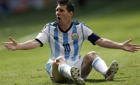 Argentinský útoník Lionel Messi se ve tvrtfinále MS diví.