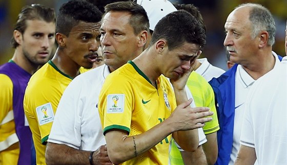 SMUTEK Brazilský záloník Oscar si utírá slzy po semifinále MS, v nm domácí...