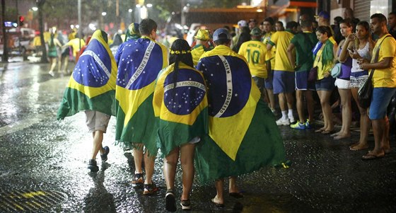 SMUTEK A ZKLAMÁNÍ Braziltí fanouci se trousí v Riu de Janeiru pro...