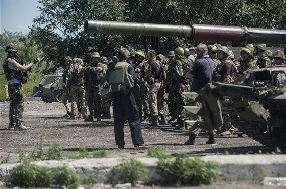 Ukrajintí vojáci se seadili nedaleko Slavjansku. Z msta v noci na sobotu