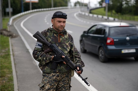 Prorutí separatisté hlídkují na silnici v Doncku. Do oblastní metropole se